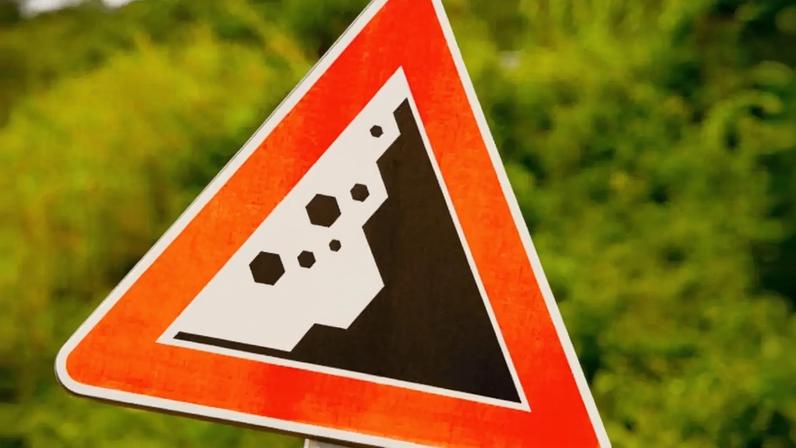 Derrocada de terras leva ao corte da EN101-1