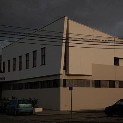 Bombeiros de Salvaterra de Magos chamados a carro em oficina durante manutenção