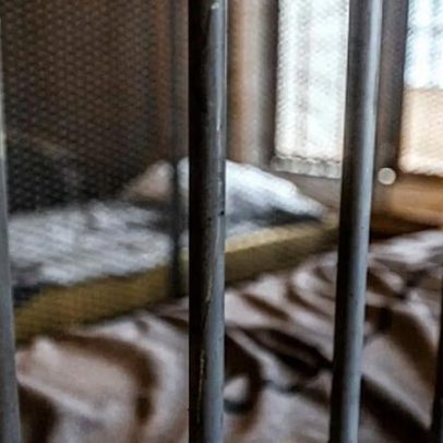 Reclusos declamam poesia no espetáculo Livres na Prisão no Teatro da Guarda