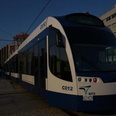 Ferido em acidente entre carro e metro de superfície em Almada