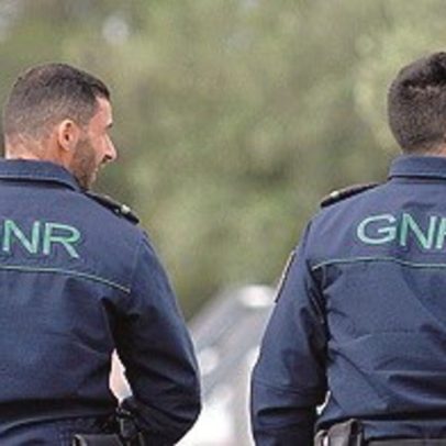 Detidos por posse de arma ilegal em operação contra grupo que furtava veículos