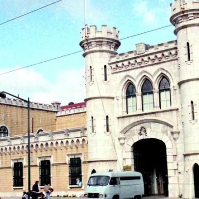 Recluso usa lâmina de barbear para agredir guarda prisional