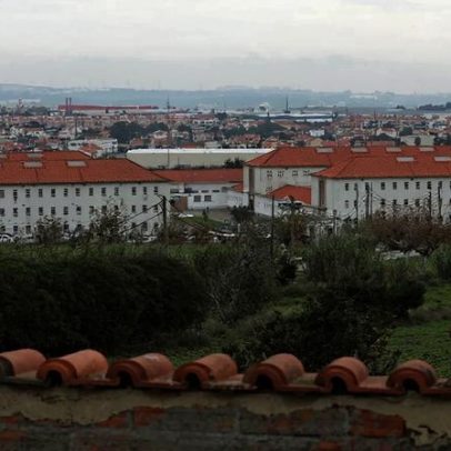 Recluso morre engasgado com maçã na cadeia de Sintra