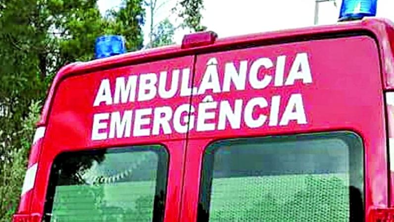 Bombeiros combatem incêndio numa fábrica de tijolos em Águeda