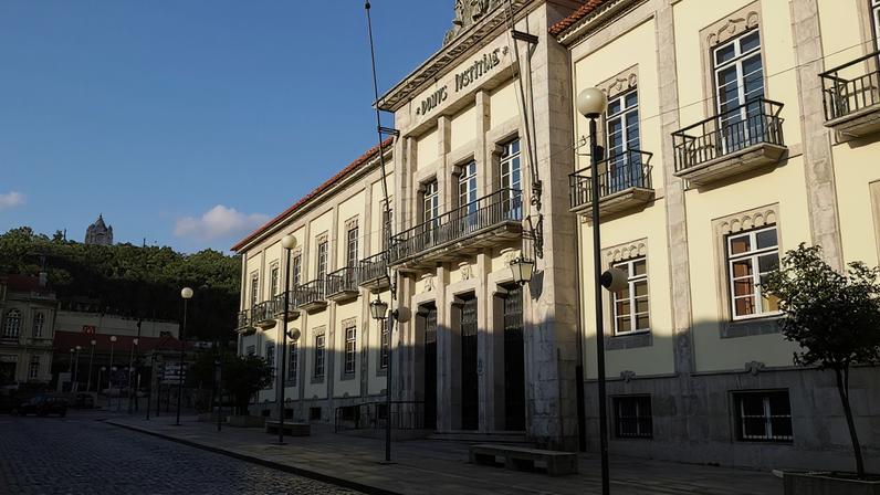 Homem detido por partir janelas do tribunal de Viana do Castelo