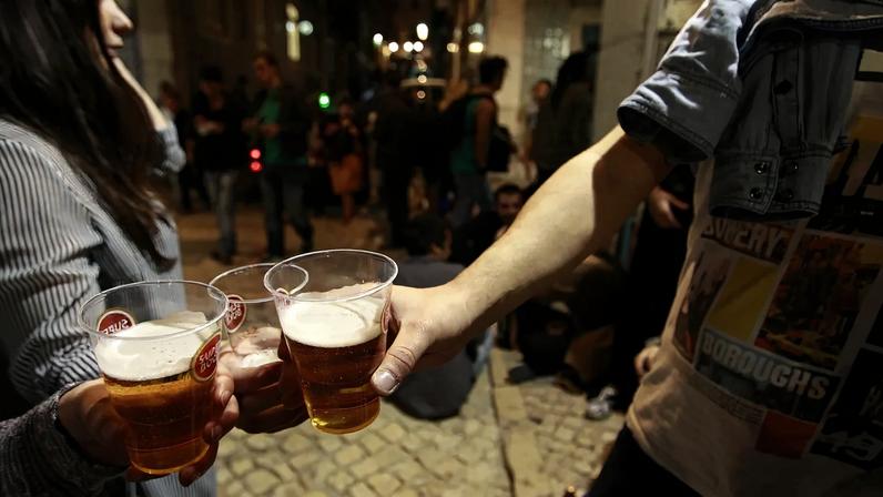 Câmara de Lisboa aprova proibição de venda de álcool para consumo no exterior