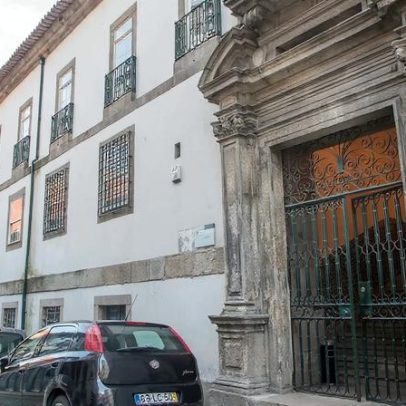 Grupo acusado de roubar carros para crimes violentos no Porto inicia julgamento