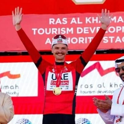 Ciclista Jay Vine sofre fratura no pulso após colisão com canguru