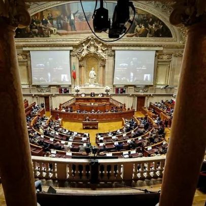 Seguranças do Parlamento cercam jornalista e impedem perguntas a deputados