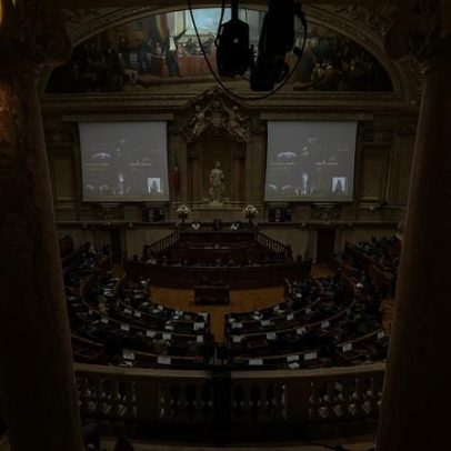 Deputados rejeitam todas as propostas para acabar com propinas no superior