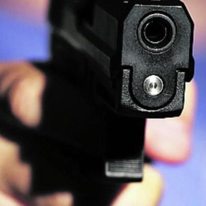 Dupla usa arma de fogo para assaltar supermercado