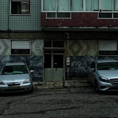 Filho e nora são julgados por júri pela morte de idosa causada por fome