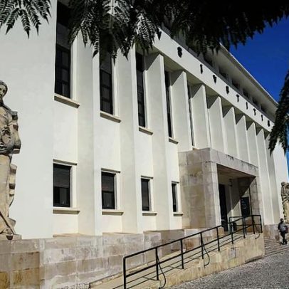 Suspeito manda comprar flores para o funeral da mulher antes de a esfaquear