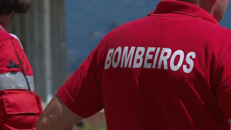 Bombeiros combateram as chamas