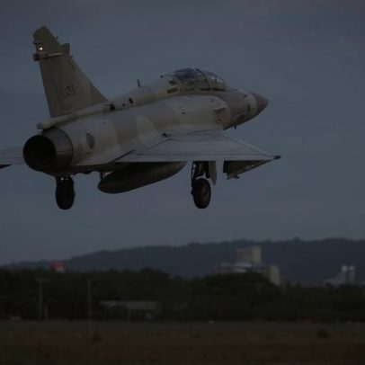 Força Aérea de Taiwan procura piloto que ejetou de F-16