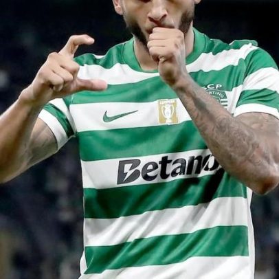 Suárez acalmado pela comitiva do Sporting após partir porta ao pontapé