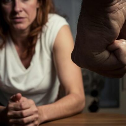 Homem agride mulher com 8 murros e obriga-a a fugir de casa na Passagem de Ano