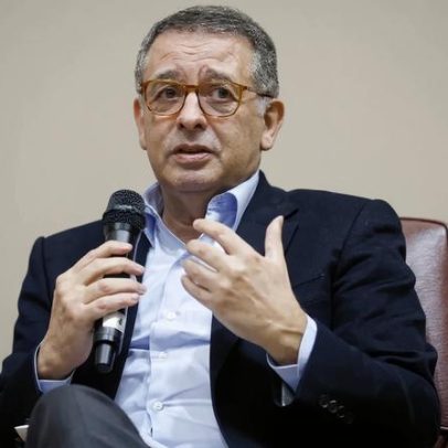 Seguro alerta para inimigos da democracia enquanto vê adversários a atacarem-se