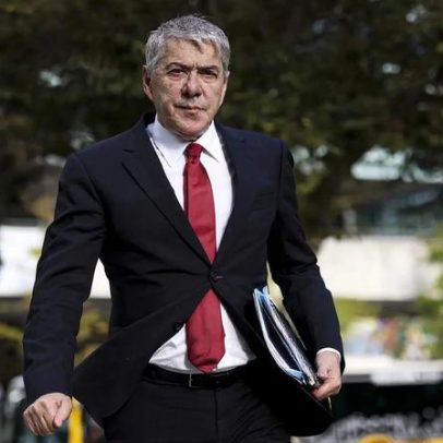 Sócrates procura novo advogado e ataca juíza