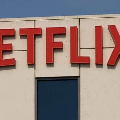 Netflix avalia mudar oferta à Warner Bros para pagamento 100% em dinheiro