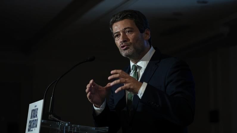 Ventura fala de espreguiadeiras em hospital; unidade diz que são para catástrofes