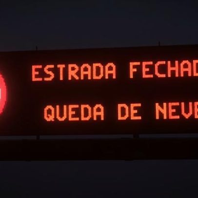 Neve continua a cair e fecha estradas de cotas baixas na Serra da Estrela