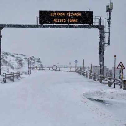 Acessos à Serra da Estrela cortados pela neve