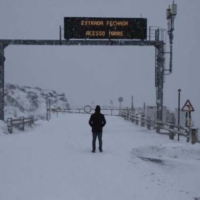 Neve fecha estrada no maciço central da Serra da Estrela