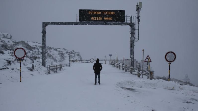 Neve fecha estrada no maciço central da Serra da Estrela