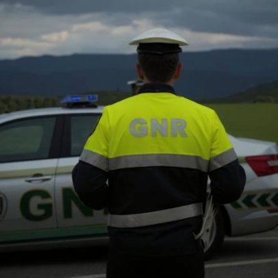 Despiste de camião com painéis solares deixa motorista morto
