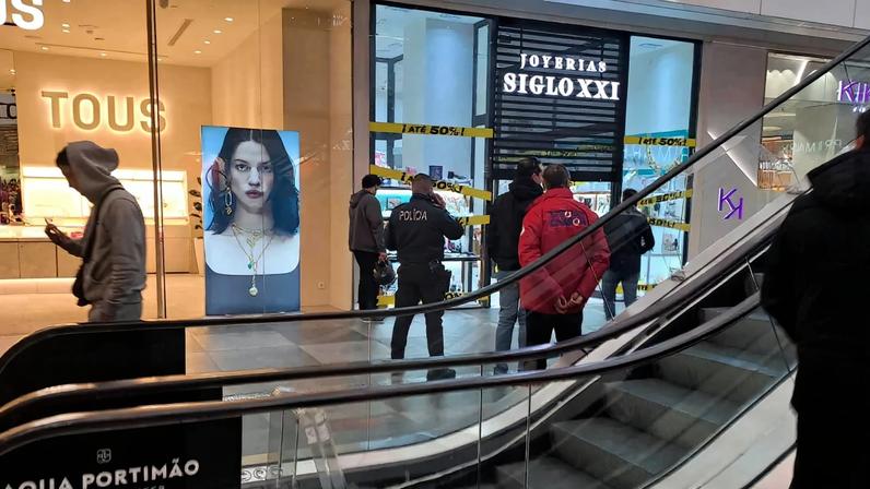 Joalharia de centro comercial em Portimão assaltada