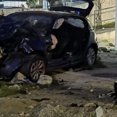 Carro embate e invade jardim de moradia em Braga