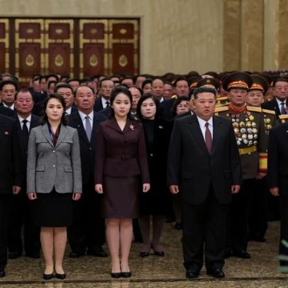 Filha do líder da Coreia do Norte visita pela primeira vez o mausoléu do regime