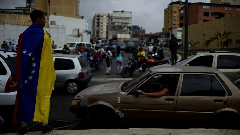 Venezuelanos em Caracas mostram a sua preocupação após ataques dos EUA