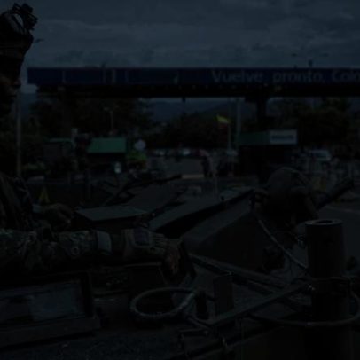 Colômbia mobiliza 30 mil soldados na fronteira com a Venezuela