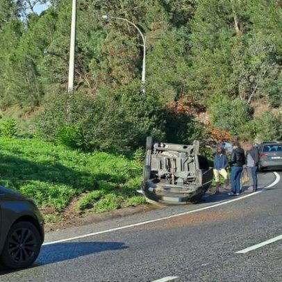 Carro capota à saída da Ponte 25 de Abril