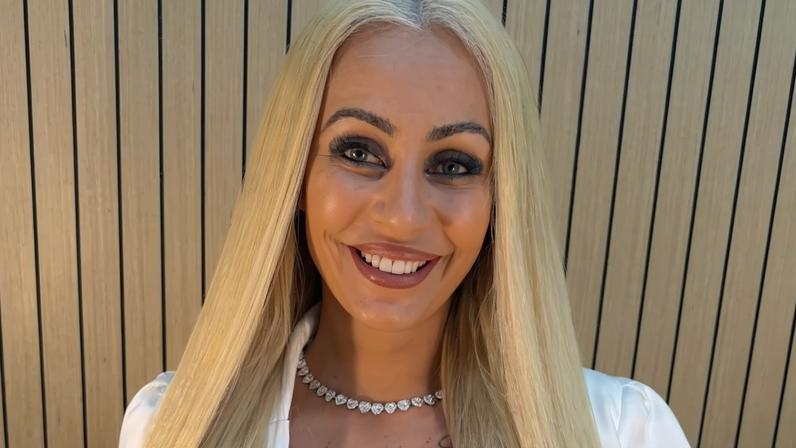 Débora Dunhill relata complicação grave após tatuagem e quase perde a perna