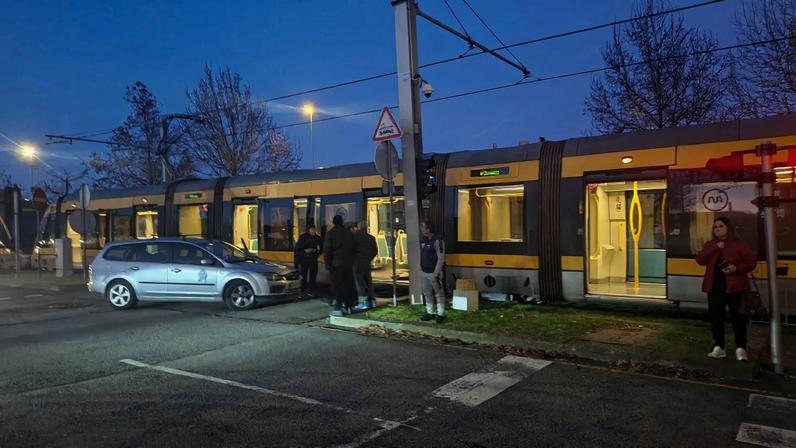 Carro embate contra Metro do Porto junto à estação de Vendas Novas em Gondomar