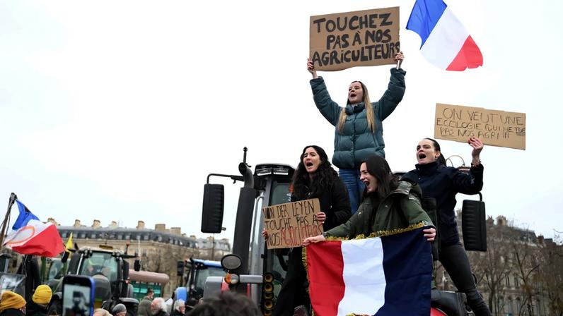Agricultores protestam contra políticas da UE com cartazes: "Não toquem nos agricultores"