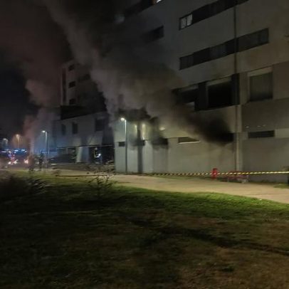Moradores sem data para regressar a prédio selado após incêndio em Paços de Ferreira