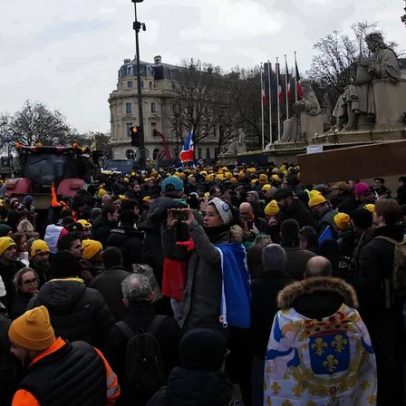 Agricultores bloqueiam estradas nas fronteiras de França com Bélgica e Espanha