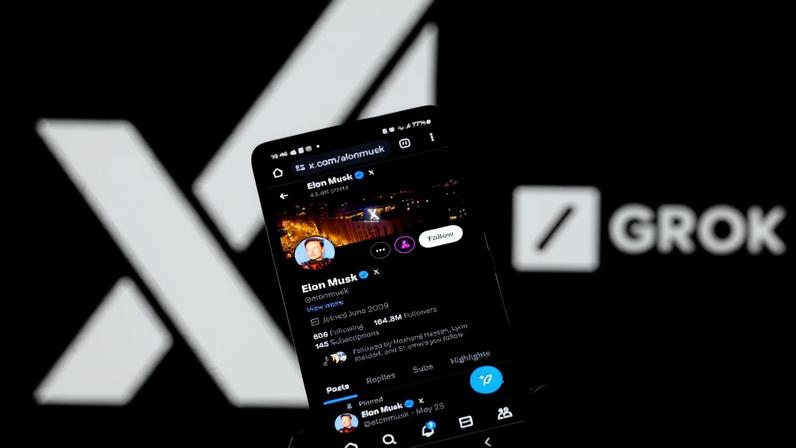 Perfil de Elon Musk na rede social X em frente ao logótipo Grok