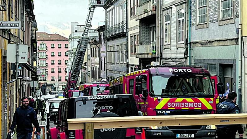 Sete pessoas assistidas em prédio onde viveu Sá Carneiro