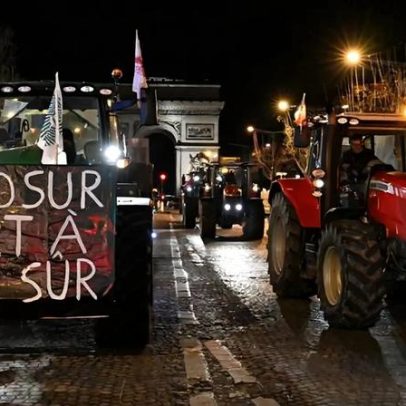 Agricultores franceses percorrem Paris com 350 tratores