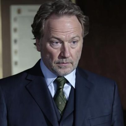 Ator Timothy Busfield entrega-se à polícia após acusações de abuso de menores