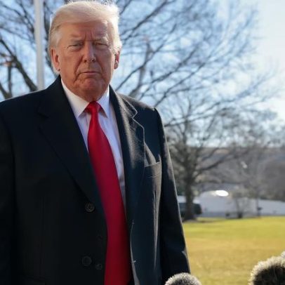 Trump avisa Irão sobre possível grande mobilização militar