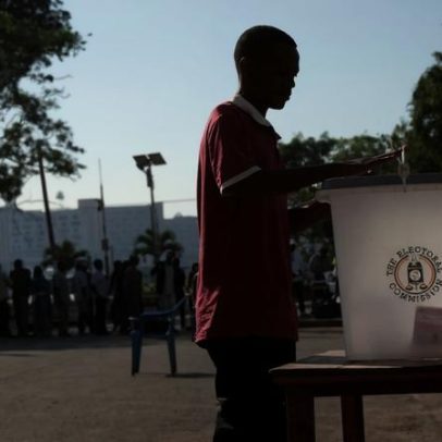 Várias mesas de voto por abrir no Uganda