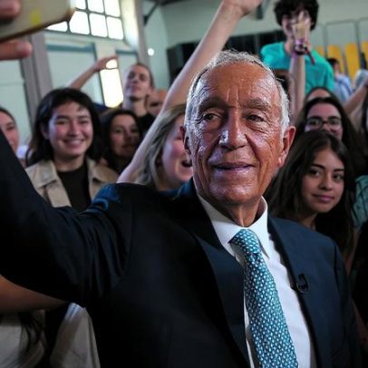 Marcelo, presidente das selfies, atrai atenções com gestos de afeto