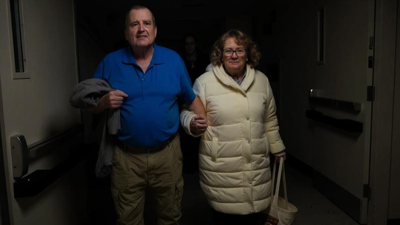 Tim Andrews e a mulher no hospital