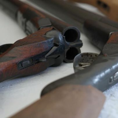 Oficial de justiça tira licença sem vencimento para traficar armas